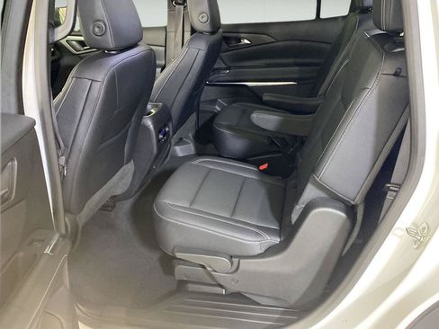 Used 2025 Chevrolet Traverse LT FWD image 14
