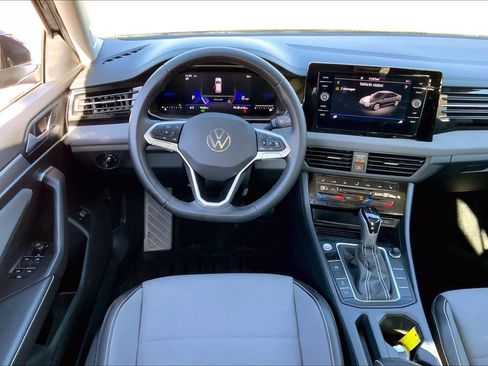 Used 2025 Volkswagen Jetta SE image 6