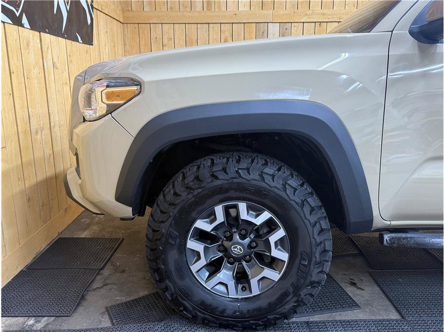 Used 2020 Toyota Tacoma TRD Off-Road w/ Technology Package AWD/4WD image 11