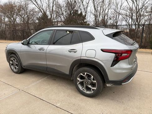 Used 2025 Chevrolet Trax LT image 6