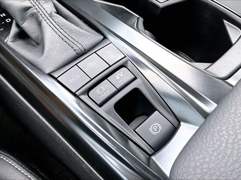 Used 2025 Toyota Camry SE w/ Convenience Package image 32