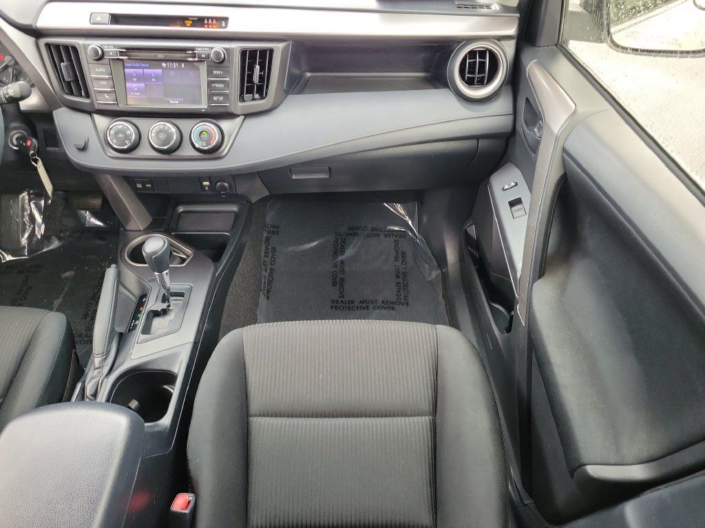 Used 2018 Toyota RAV4 LE FWD image 15