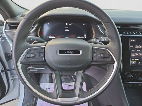 Used 2023 Jeep Grand Cherokee L Laredo image 18