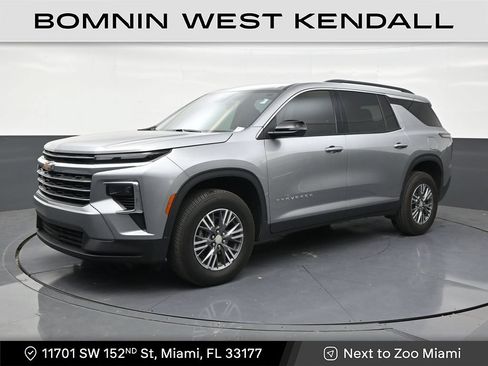 Used 2026 Chevrolet Traverse LT FWD image 1