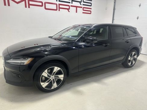 Used 2023 Volvo V60 B5 Cross Country Plus image 2