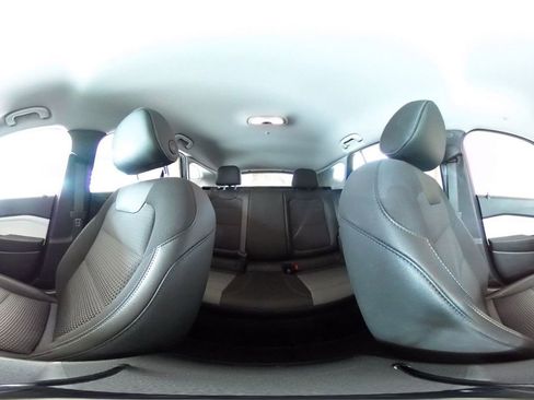 Used 2025 Chevrolet Trax LT w/ LT Convenience Package image 37