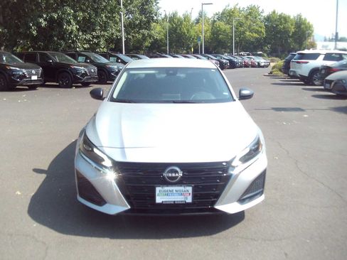 Used 2025 Nissan Altima 2.5 SV FWD image 8