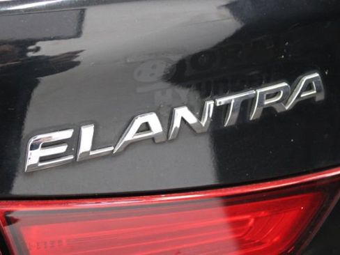 Used 2016 Hyundai Elantra SE image 8