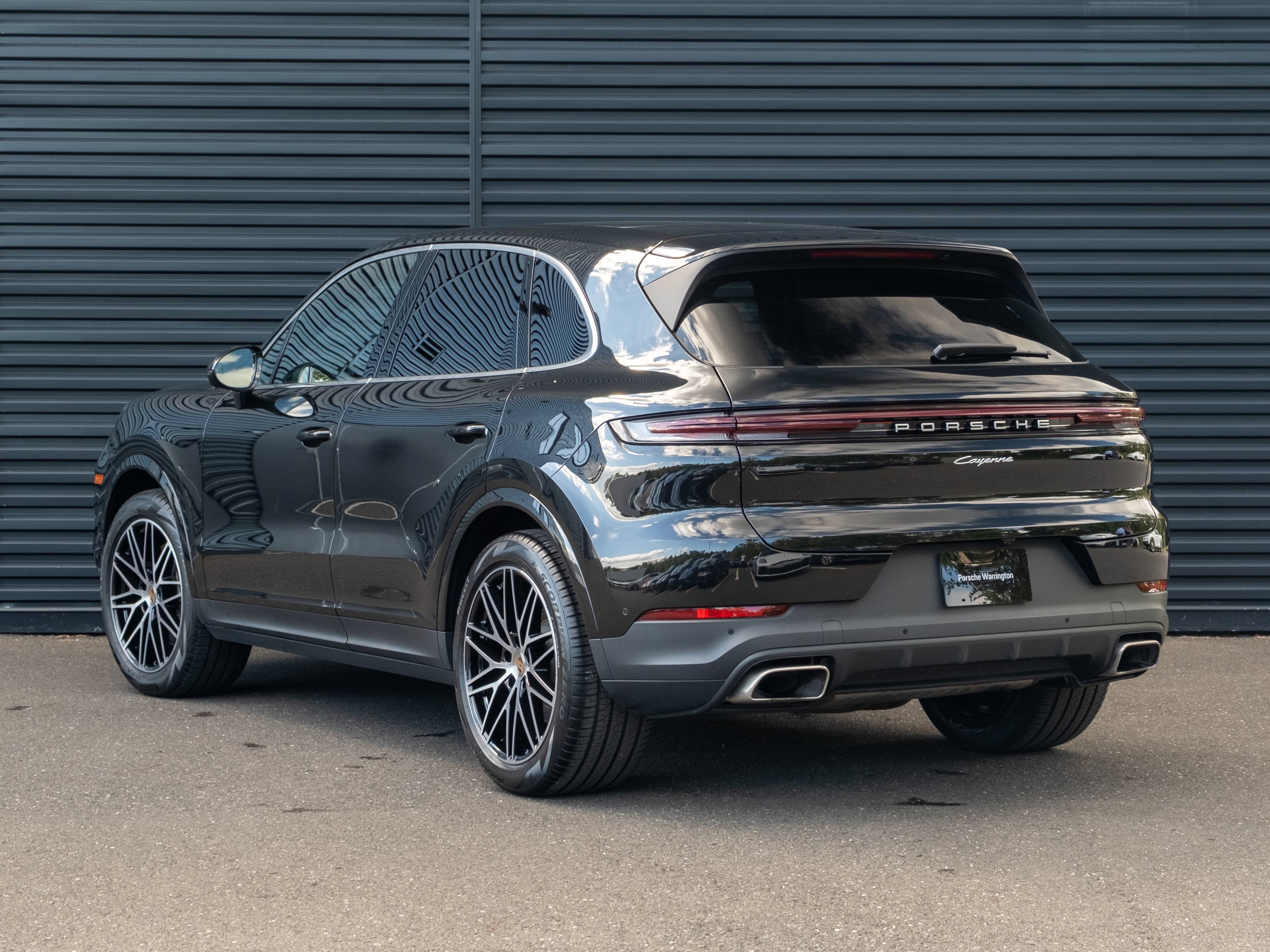 Certified 2025 Porsche Cayenne w/ Premium Package AWD/4WD image 3