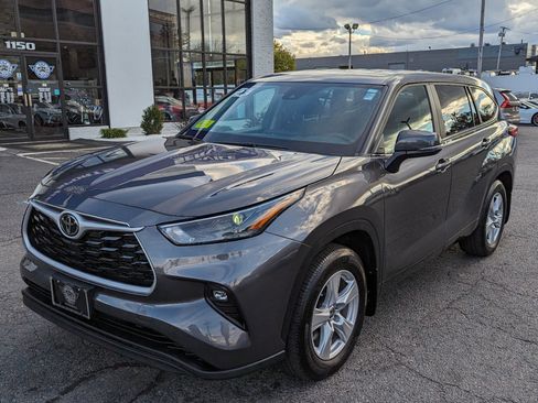 Used 2023 Toyota Highlander LE image 2