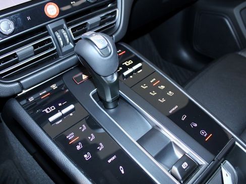 Used 2025 Porsche Macan image 18