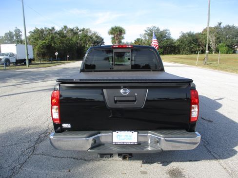 Used 2018 Nissan Frontier SV image 6