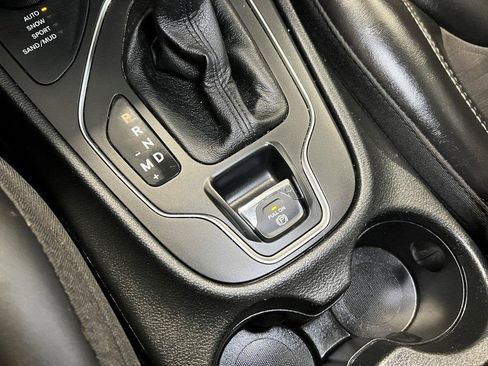 Used 2022 Jeep Cherokee Latitude w/ Sun & Sound Group image 48