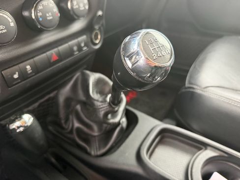 Used 2016 Jeep Wrangler Unlimited Rubicon image 33