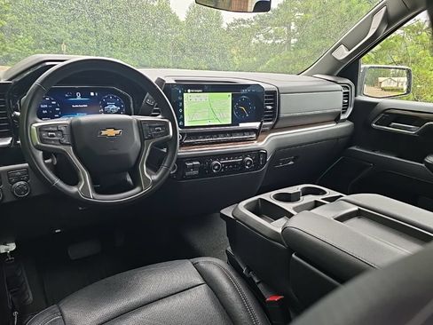 Used 2024 Chevrolet Silverado 1500 LT w/ Z71 Off-Road Package AWD/4WD image 3