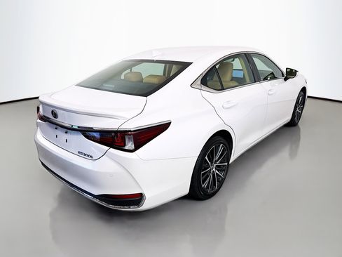 Used 2025 Lexus ES 300h w/ Premium Package FWD image 7