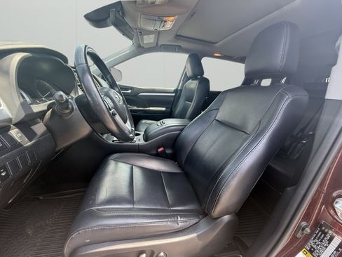 Used 2019 Toyota Highlander XLE AWD/4WD image 9