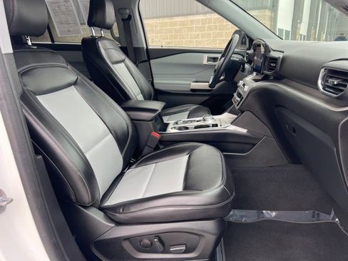 Used 2022 Ford Explorer XLT w/ Equipment Group 202A image 11