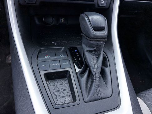 Used 2023 Toyota RAV4 XLE w/ Convenience Package FWD image 23