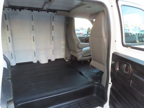 Used 2017 Chevrolet Express 3500 image 18