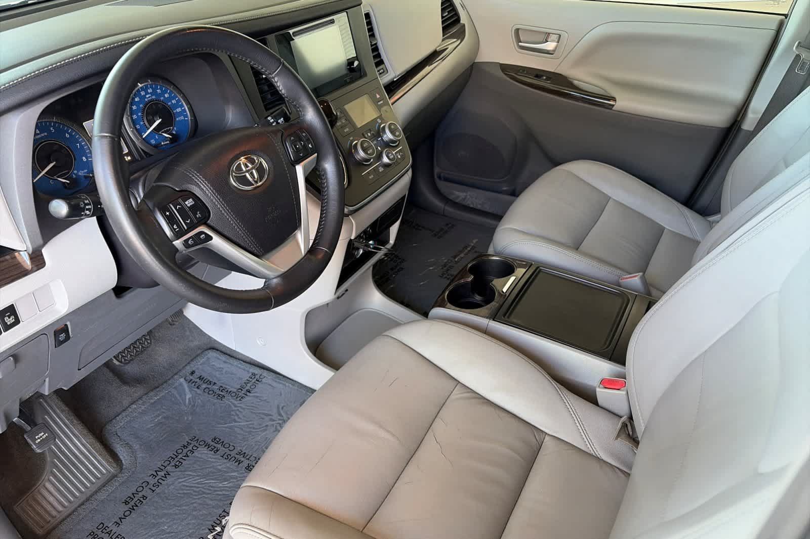 Used 2016 Toyota Sienna XLE w/ XLE Navigation Package FWD image 11