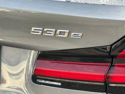 Used 2023 BMW 530e w/ Convenience Package image 26