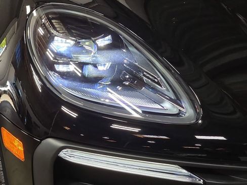 Certified 2026 Porsche Macan AWD/4WD image 12