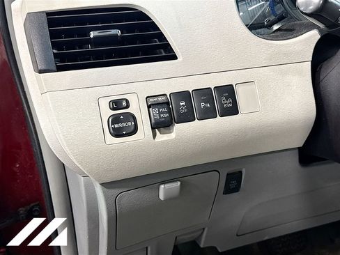Used 2014 Toyota Sienna XLE w/ Entertainment Package image 10