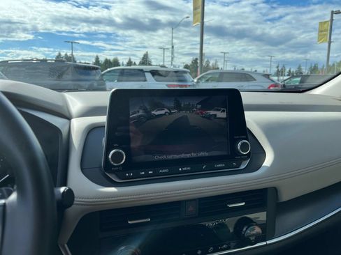 Used 2025 Nissan Rogue SV AWD/4WD image 21