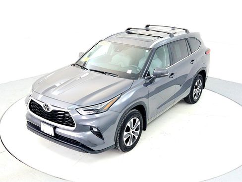 Certified 2023 Toyota Highlander XLE image 12