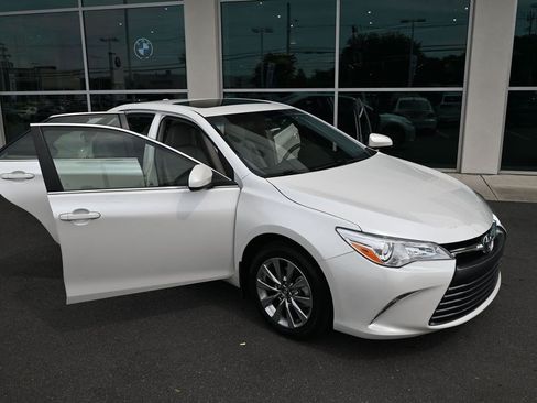 Used 2017 Toyota Camry XLE w/ Moonroof Package FWD image 34