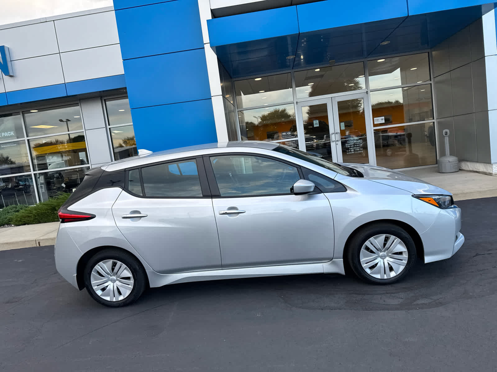 Used 2025 Nissan Leaf S FWD image 3