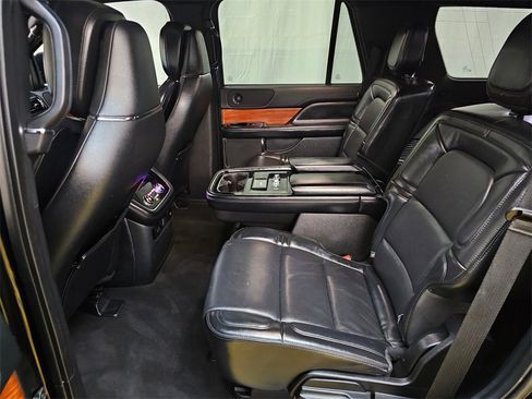 Used 2019 Lincoln Navigator Reserve image 17