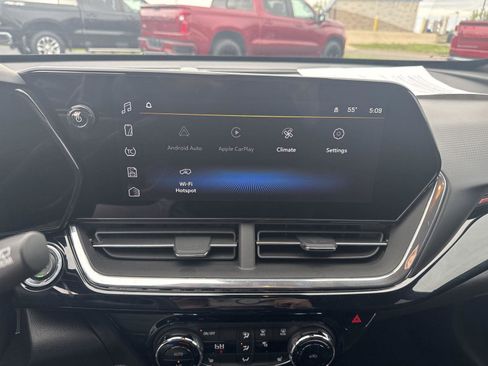 Used 2025 Chevrolet Trax RS w/ Sunroof Package FWD image 21