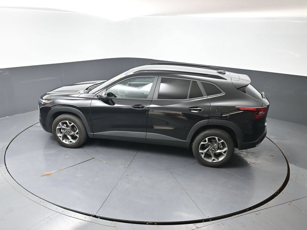 Used 2025 Chevrolet Trax LT FWD image 47
