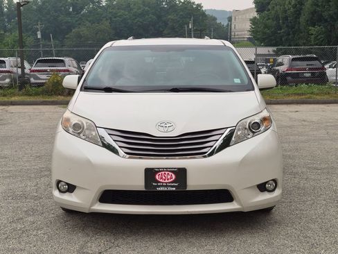 Used 2017 Toyota Sienna XLE w/ XLE Navigation Package FWD image 11