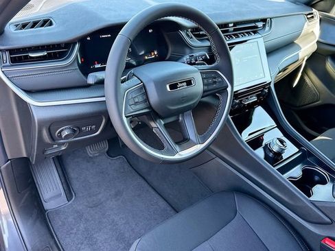 New 2025 Jeep Grand Cherokee L Laredo image 6