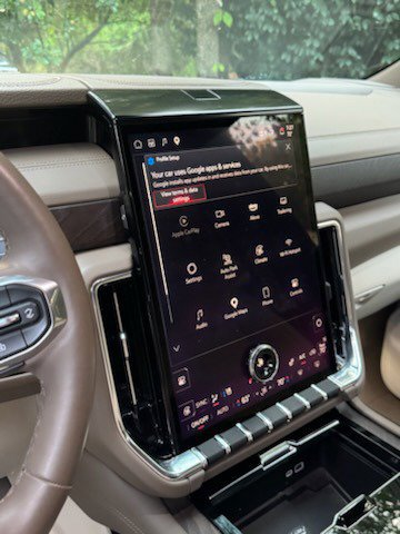 Used 2025 GMC Yukon XL Denali w/ Advanced Technology Package AWD/4WD image 5
