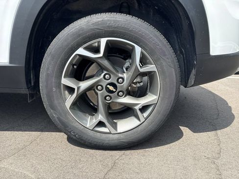 Used 2025 Chevrolet Trax LT w/ LT Convenience Package FWD image 11