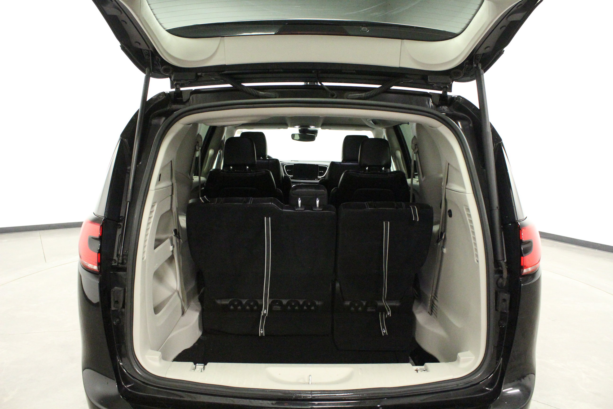 Used 2023 Chrysler Pacifica Touring-L FWD image 14