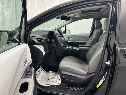 Used 2025 Toyota Sienna XLE image 10