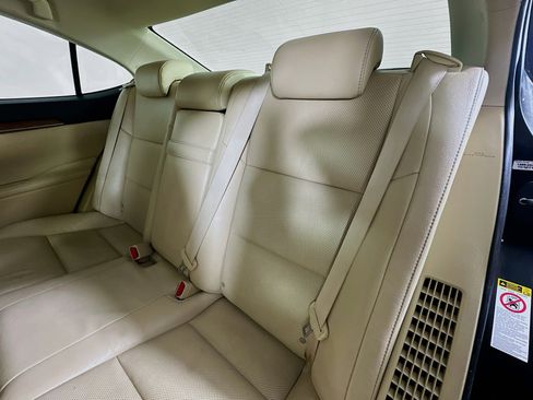 Used 2015 Lexus ES 300h Hybrid image 25