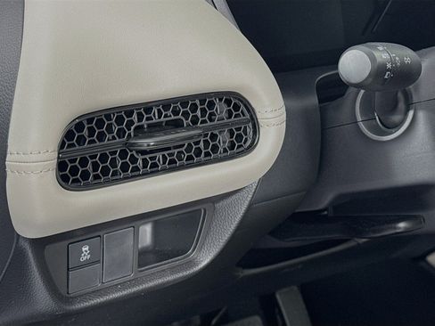 Certified 2025 Honda HR-V LX image 10