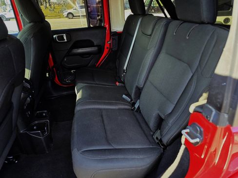 Used 2019 Jeep Wrangler Unlimited Sahara image 20