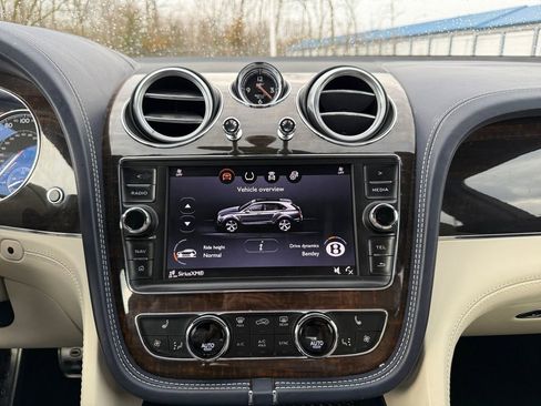 Used 2019 Bentley Bentayga image 3