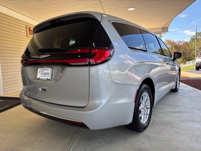 Used 2023 Chrysler Pacifica Touring-L FWD image 6