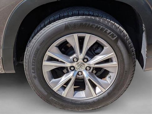Used 2014 Toyota Highlander XLE image 3