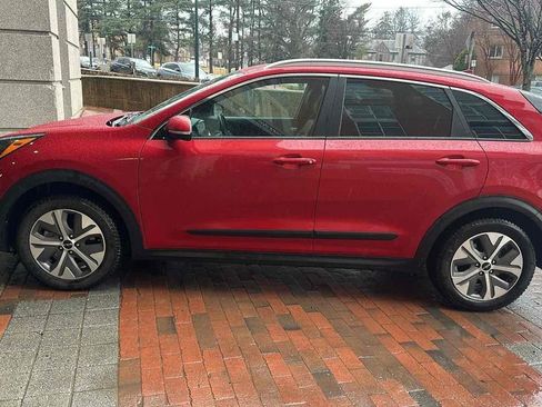 Used 2022 Kia Niro EX Premium w/ Cold Weather Package image 6