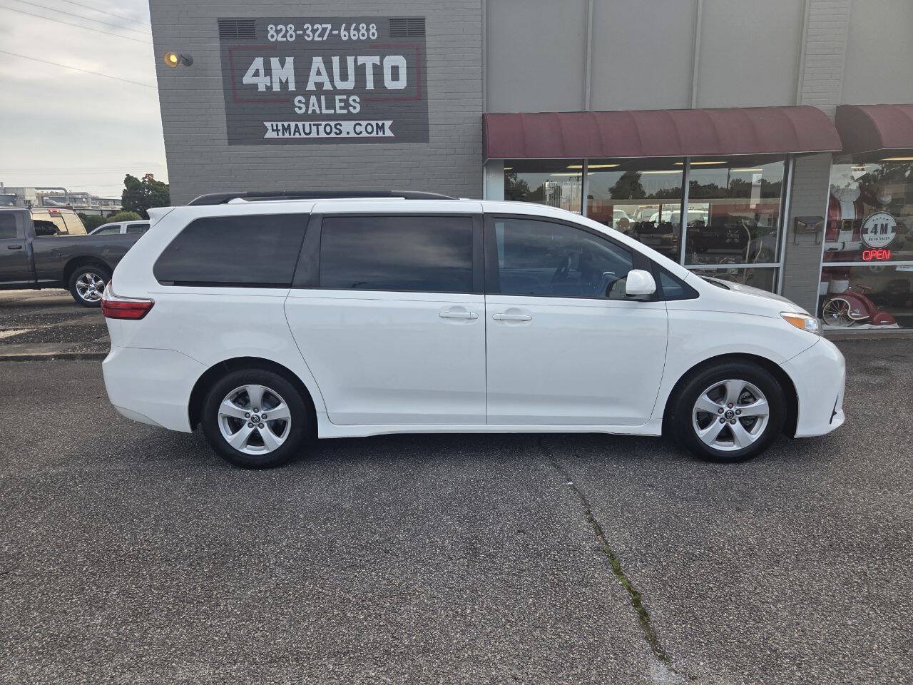 Used 2018 Toyota Sienna LE FWD image 2