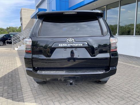 Used 2017 Toyota 4Runner SR5 AWD/4WD image 4